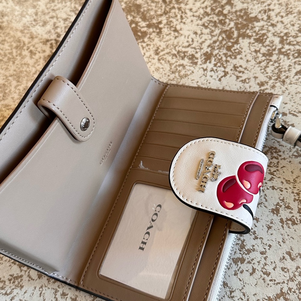 Coach - Picture 14 of 16